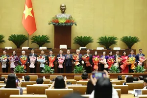 Chủ tịch Quốc hội, Chủ tịch Hội đồng Bầu cử quốc gia Trần Thanh Mẫn tặng hoa, chúc mừng các thành viên Hội đồng Bầu cử quốc gia. Ảnh: QUANG PHÚC