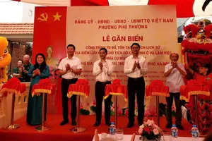 Nghi thức cắt băng khánh thành công trình tu bổ tôn tạo di tích địa điểm lưu niệm Chủ tịch Hồ Chí Minh ở và làm việc tại nhà cụ Nguyễn Thị An. Ảnh: HÀ NGUYỄN