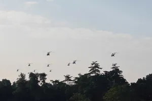 Biên đội trực thăng bay qua Quảng trường Ba Đình, Hà Nội lần thứ nhất trong khuôn khổ cuộc tổng hợp luyện, 8 giờ ngày 24-8 