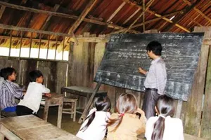 Chính phủ yêu cầu hoàn thiện chính sách về miễn - giảm học phí, hỗ trợ bữa trưa cho học sinh biên giới