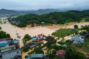 Nước lũ sông Thao tràn vào xã Mậu A (tỉnh Lào Cai) sáng 30-9