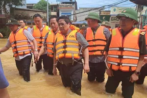 Thủ tướng Phạm Minh Chính tới Thái Nguyên thăm hỏi người dân, chỉ đạo khắc phục hậu quả mưa lũ. Ảnh: VGP