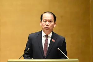 Chủ nhiệm Ủy ban Pháp luật và Tư pháp Hoàng Thanh Tùng trình bày báo cáo thẩm tra. Ảnh: VIẾT CHUNG