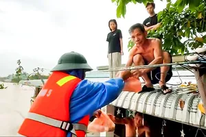 Cán bộ, chiến sĩ Quân khu 5 đưa nhu yếu phẩm đến người dân vùng ngập sâu tại xã Đại Lộc (TP Đà Nẵng). Ảnh: XUÂN QUỲNH