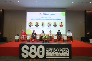 Các đại biểu tham gia thảo luận “vai trò của tiếng Anh trong kỷ nguyên vươn mình”