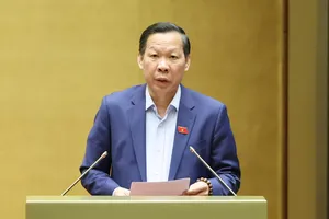 Chủ nhiệm Ủy ban Kinh tế và Tài chính của Quốc hội Phan Văn Mãi trình bày báo cáo thẩm tra về dự án Luật Đầu tư (sửa đổi), sáng 11-11. Ảnh: QUANG PHÚC