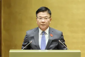 Phó Thủ tướng Lê Thành Long trình bày dự thảo Nghị quyết về dự toán ngân sách nhà nước năm 2026, chiều 13-11. Ảnh: QUANG PHÚC