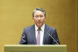 Bộ trưởng Bộ Tư pháp Nguyễn Hải Ninh trình bày tờ trình dự thảo nghị quyết, sáng 17-11. Ảnh: QUANG PHÚC