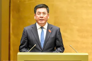 Bộ trưởng Bộ Công thương Nguyễn Hồng Diên trình bày tờ trình. Ảnh: VIẾT CHUNG