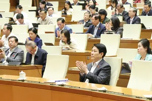 Các đại biểu dự phiên họp sáng 10-12. Ảnh: QUANG PHÚC