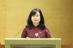 Thừa ủy quyền của Thủ tướng Chính phủ, Bộ trưởng Bộ Y tế trình bày báo cáo giải trình, tiếp thu, chỉnh lý dự thảo các Nghị quyết về y tế. Ảnh: QUANG PHÚC