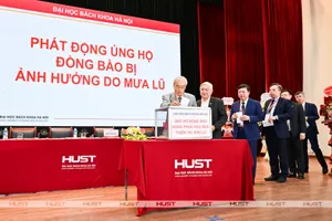 Cán bộ viên chức, nhà giáo, người lao động Đại học Bách khoa Hà Nội ủng hộ đồng bào lũ lụt