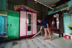 Một hộ gia đình tại TPHCM được hỗ trợ kinh phí sửa nhà nhờ kinh phí hỗ trợ từ chương trình xóa nhà tạm, dột nát của TPHCM. Ảnh: HOÀNG HÙNG