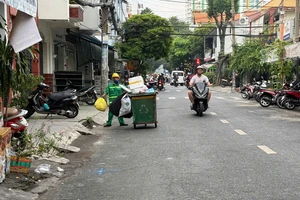 Công nhân thu gom rác thải sinh hoạt trên đường Nguyễn Hậu, phường Tân Thành, quận Tân Phú. Ảnh: Thanh Hiền