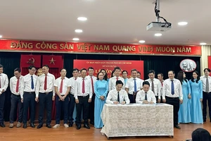 Giám đốc Sở Xây dựng và Sở Giao thông Công chánh ký văn bản giao nhận công chức, viên chức. Ảnh: THANH HIỀN