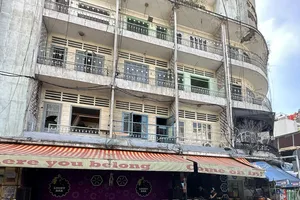 Chung cư 155-157 đường Bùi Viện, TPHCM đã xuống cấp. Ảnh: THANH HIỀN