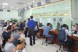 Người dân đến làm hồ sơ đất đai tại Văn phòng Đăng ký đất đai TP Thủ Đức, chiều 31-10-2024. Ảnh: ĐỨC TRUNG