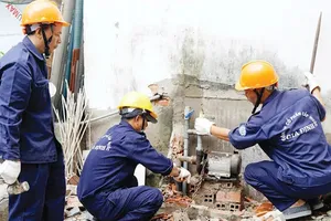 Ngành cấp nước TPHCM hỗ trợ người dân trám lắp giếng khoan. Ảnh: PT