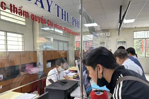Người dân đến thực hiện thủ tục hành chính liên quan đến đất tại phường Gò Vấp, TPHCM. Ảnh: THANH HIỀN