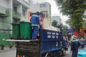 Đơn vị thu gom rác thải sinh hoạt trên địa bàn phường Tân Bình, TPHCM. Ảnh: THANH HIỀN