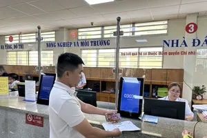 Người dân đến làm thủ tục về nhà đất tại Trung tâm Phục vụ hành chính phường Gò Vấp, TPHCM