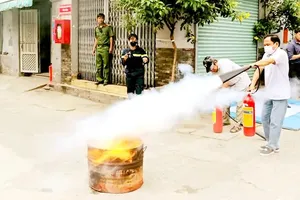 Người dân tại TPHCM diễn tập phương án chữa cháy. Ảnh: CT 