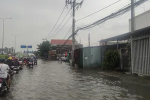 Đoạn đường quốc lộ 1A, phường Thới An, TPHCM triều cường lên cao gây ngập đường. Ảnh: THANH HIỀN
