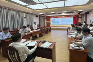 Tổ Công tác 1645 làm việc với các chủ đầu tư vào chiều ngày 5-11. Ảnh: THANH HIỀN