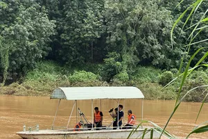 Quan trắc viên Trạm thuỷ văn Phước Hoà đang tiến hành các bước để đo lưu lượng dòng chảy trên sông. Ảnh: THANH HIỀN