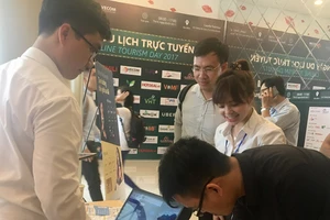 Khách hàng tham gia Ngày hội du lịch trực tuyến 