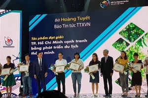 Các phóng viên nhận giải báo chí trong khuôn khổ ITE HCMC 2019