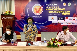 Bà Vũ Kim Hạnh, Chủ tịch Hội Doanh nghiệp Hàng Việt Nam chất lượng cao thông tin tại cuộc họp