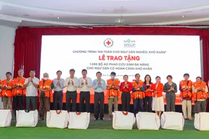 Ngư dân được trao tặng áo phao ngày 2-10
