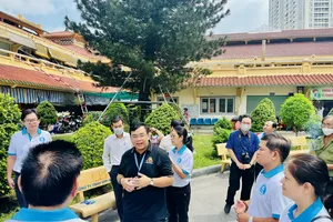 Khách tham quan chợ Bình Tây, TPHCM