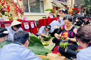 Thí sinh tranh tài gói bánh chưng ngày 5-1