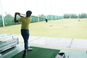 Khách được hướng dẫn các động tác đánh golf tại sân Golf Tân Sơn Nhất