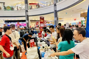 Khách săn hàng giảm giá từ 70-80% tại Aeon Mall Tân Phú nhân dịp nghỉ lễ Quốc khánh 