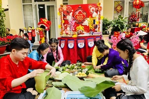 Các bạn trẻ tập gói bánh chưng tại Trường Du lịch và Khách sạn Saigontourist