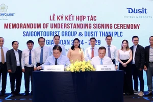 Phó Chủ tịch UBND TPHCM Nguyễn Văn Dũng tham dự lễ ký kết hợp tác giữa Saigontourist Group và Tập đoàn Dusit Thani