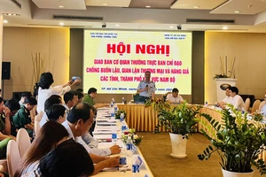 Ông Trương Văn Ba, Cục trưởng Cục Quản lý thị trường TPHCM phát biểu tại hội nghị