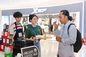 Người dân thưởng thức cà phê tại chương trình