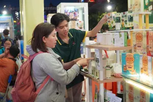 Người dân tìm hiểu về các sản phẩm OCOP vào tối 29-6