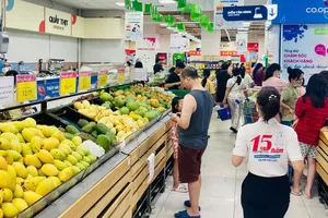 Mưa bão, siêu thị tăng lượng hàng dự trữ gấp 2-3 lần 