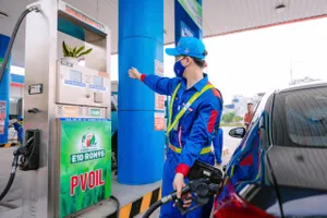 Khách đổ xăng E10 tại cửa hàng PVOIL