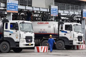 Các xe nhập xăng dầu tại Tổng kho Xăng dầu Nhà Bè, TPHCM, trưa 15-8. Ảnh: HOÀNG HÙNG