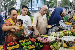 Du khách trong nước và quốc tế tìm hiểu, chọn mua bánh dân gian Nam bộ tại chợ Bình Tây