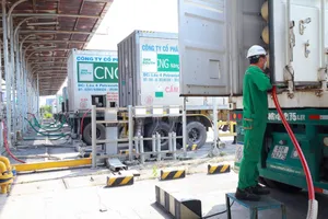 Nhân viên kỹ thuật vận hành nạp khí vào bồn chứa CNG chuyên dụng tại trạm nén của Công ty Cổ phần Kinh doanh Khí miền Nam. Ảnh: CNG