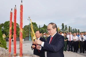  Bí thư Thành uỷ TPHCM Nguyễn Thiện Nhân cùng các đồng chí lãnh đạo TP dâng hương tại Nghĩa trang Liệt sĩ TP. Ảnh: VIỆT DŨNG