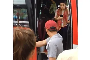 Nhân viên phụ xe khách giường nằm có hành vi thiếu văn hóa, mang tính côn đồ với du khách nước ngoài. Ảnh: Cắt từ clip