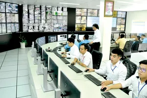 Vận hành Trung tâm Giám sát, điều khiển giao thông thông minh tại TPHCM giúp giám sát giao thông, điều khiển tín hiệu, cung cấp thông tin giao thông và hỗ trợ xử lý vi phạm. Ảnh: CAO THĂNG